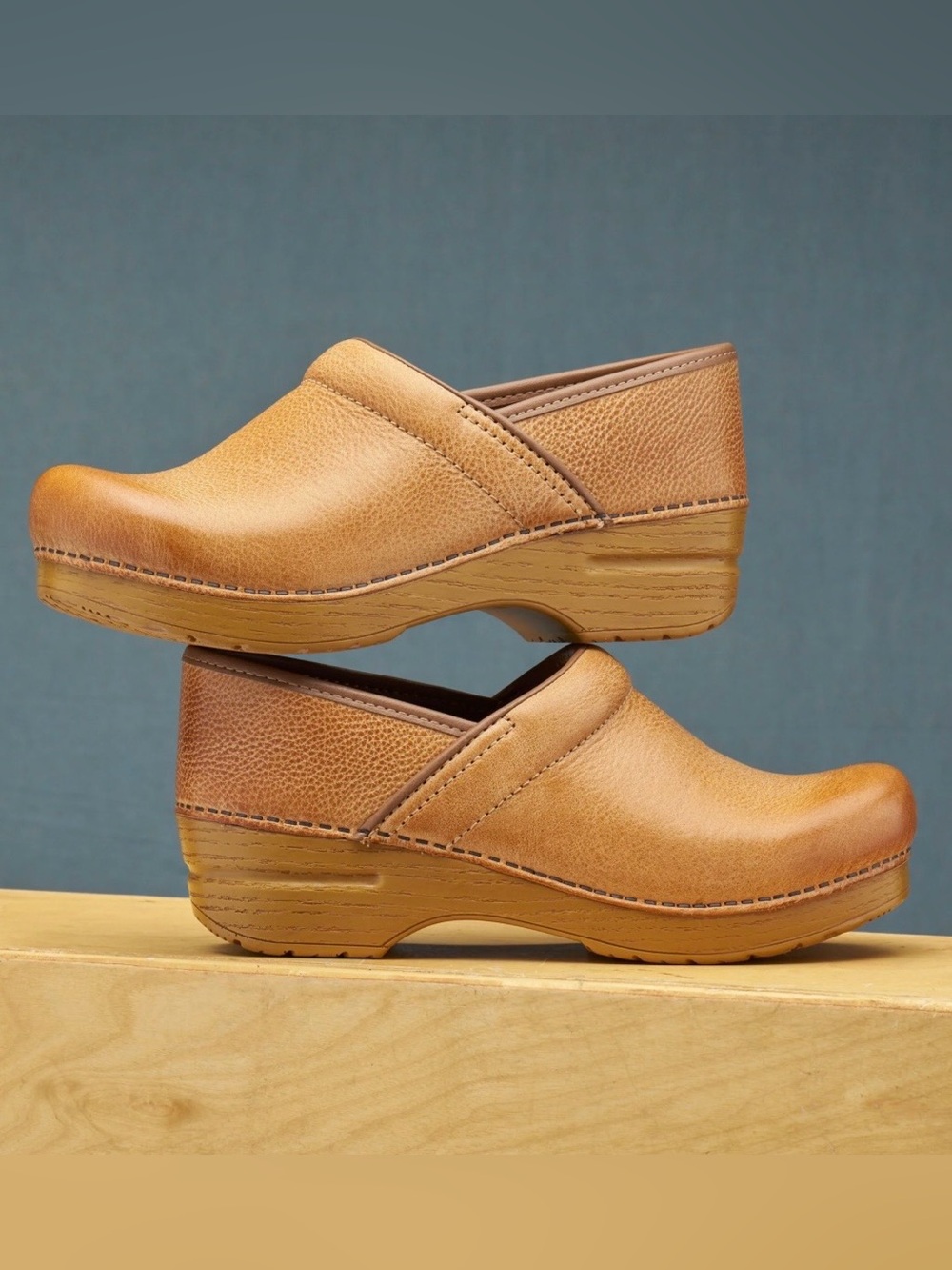 Dansko Professional Woman’s 35 Clog Shoe Honey Distressed Color Slip On EUC!